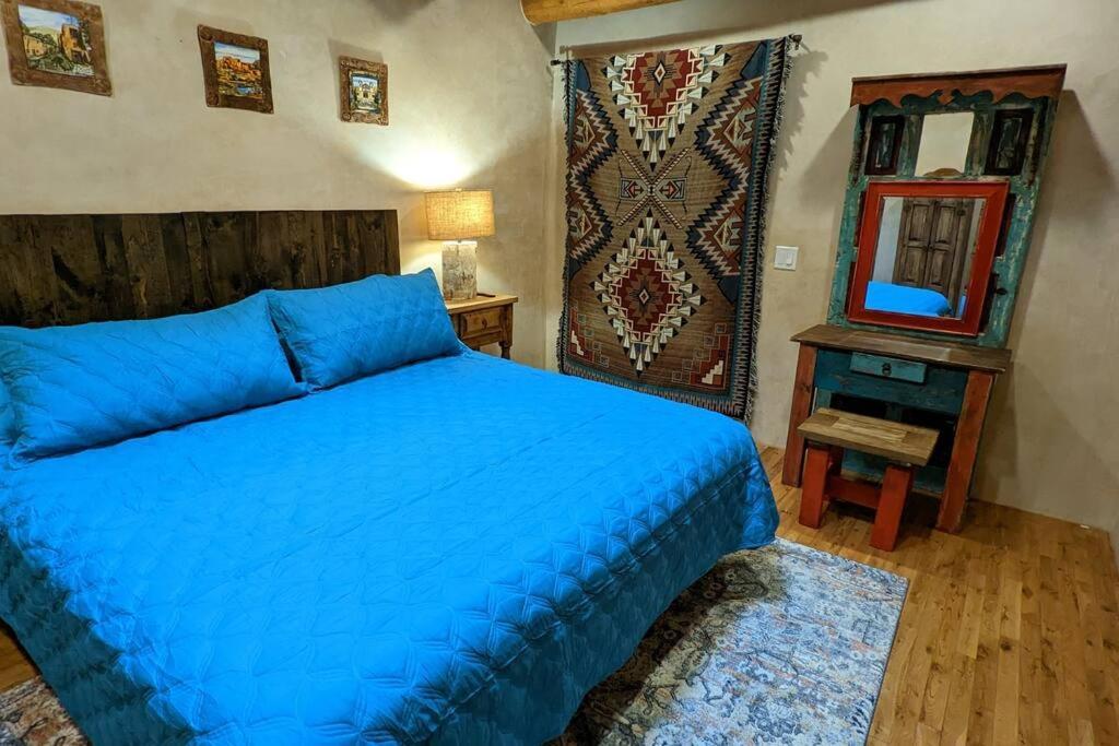 Santa Fe Oasis: Cozy Retreat with Hot Tub Near Town Square Exterior photo