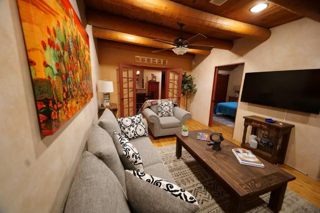 Santa Fe Oasis: Cozy Retreat with Hot Tub Near Town Square Exterior photo