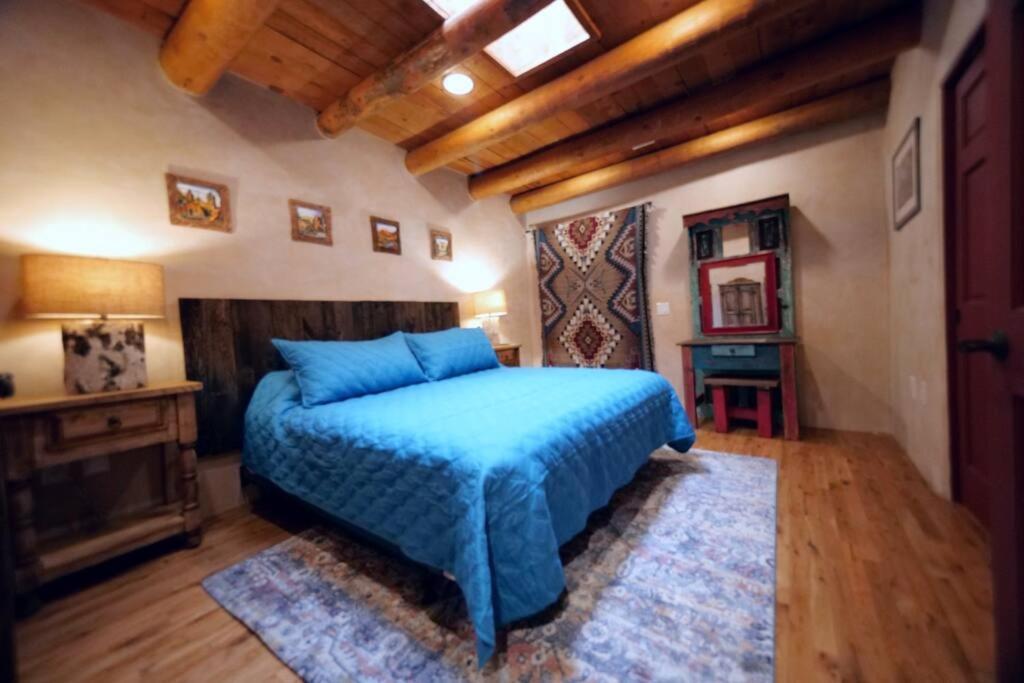 Santa Fe Oasis: Cozy Retreat with Hot Tub Near Town Square Exterior photo
