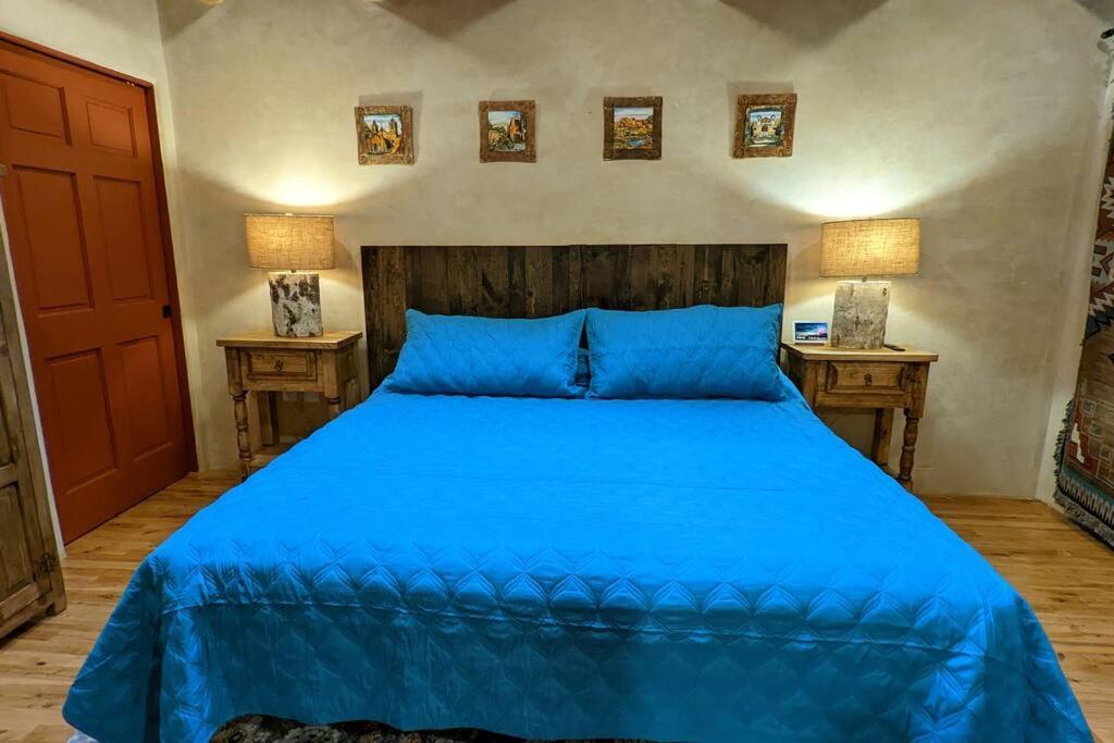 Santa Fe Oasis: Cozy Retreat with Hot Tub Near Town Square Exterior photo