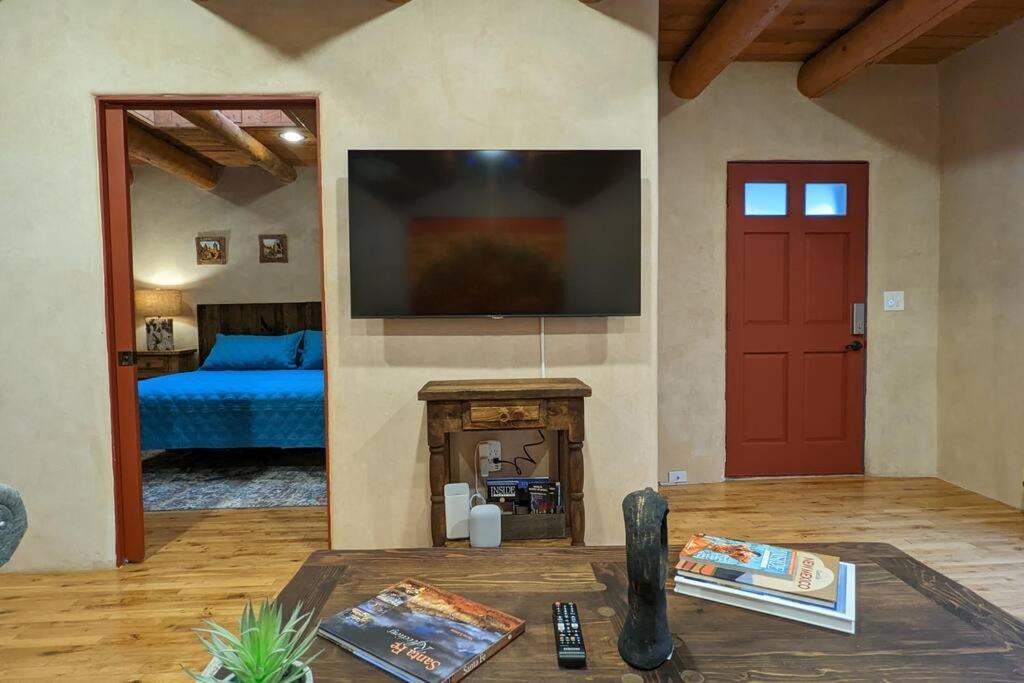 Santa Fe Oasis: Cozy Retreat with Hot Tub Near Town Square Exterior photo
