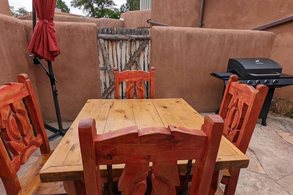 Santa Fe Oasis: Cozy Retreat with Hot Tub Near Town Square Exterior photo