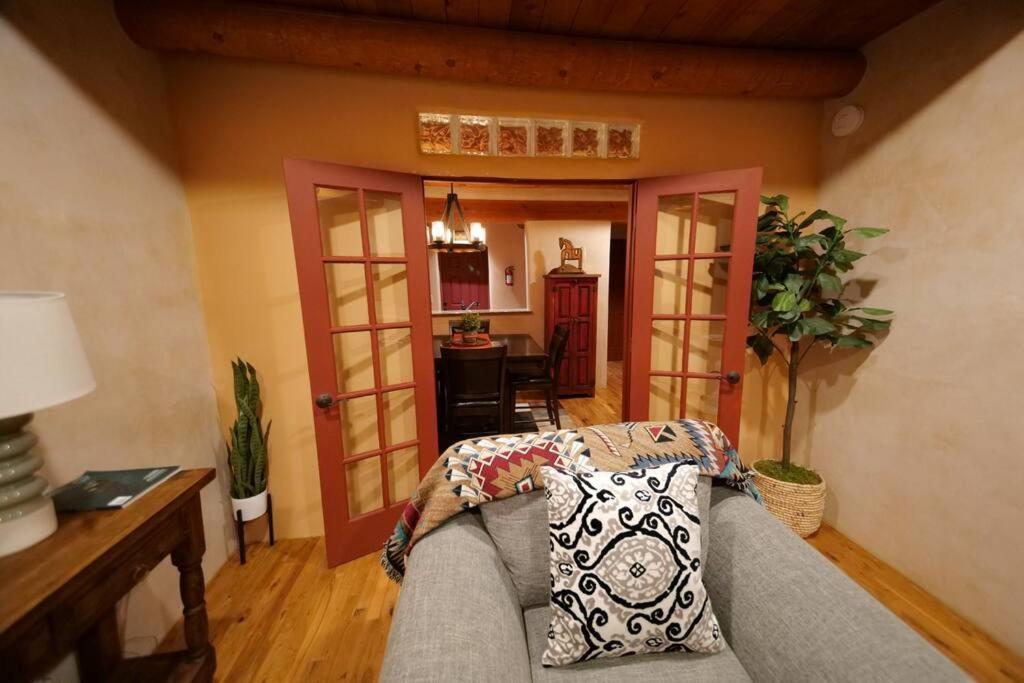 Santa Fe Oasis: Cozy Retreat with Hot Tub Near Town Square Exterior photo