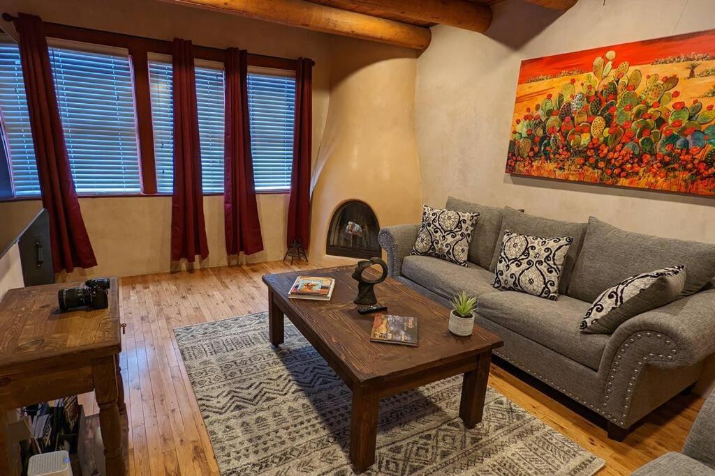 Santa Fe Oasis: Cozy Retreat with Hot Tub Near Town Square Exterior photo