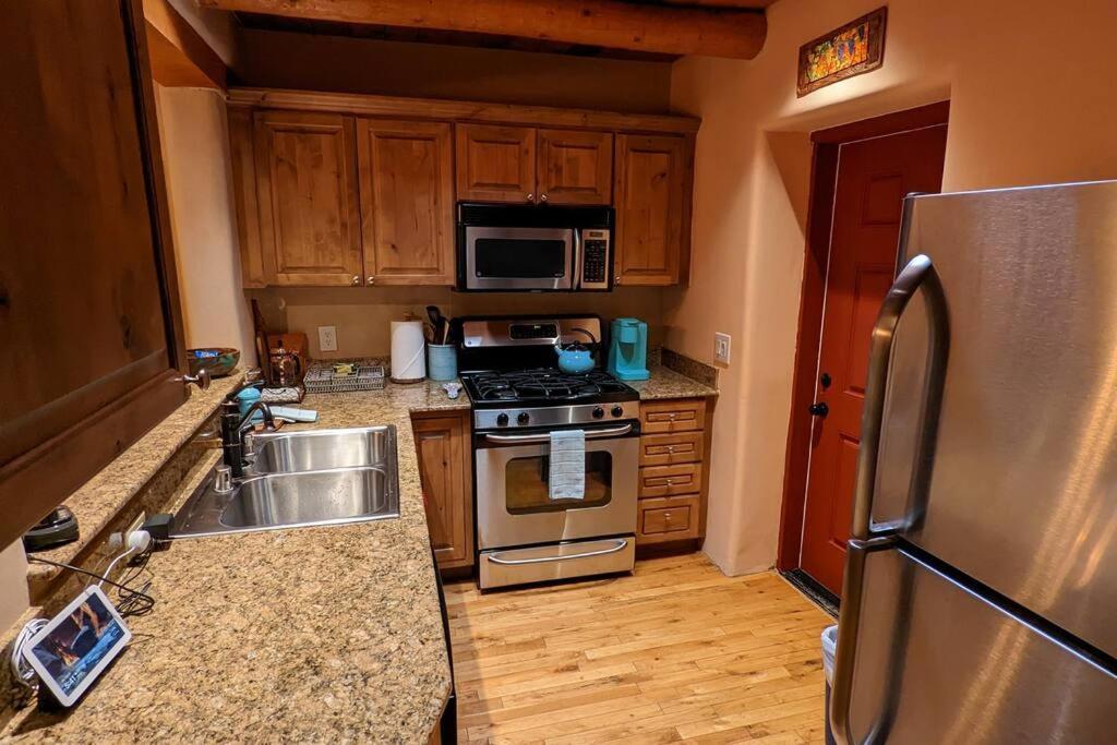 Santa Fe Oasis: Cozy Retreat with Hot Tub Near Town Square Exterior photo