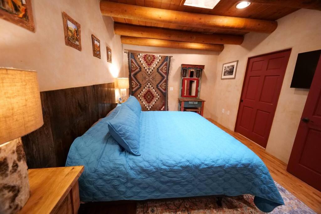 Santa Fe Oasis: Cozy Retreat with Hot Tub Near Town Square Exterior photo