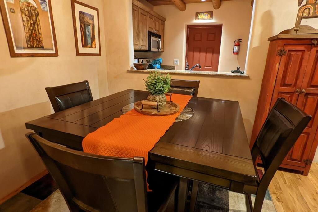 Santa Fe Oasis: Cozy Retreat with Hot Tub Near Town Square Exterior photo