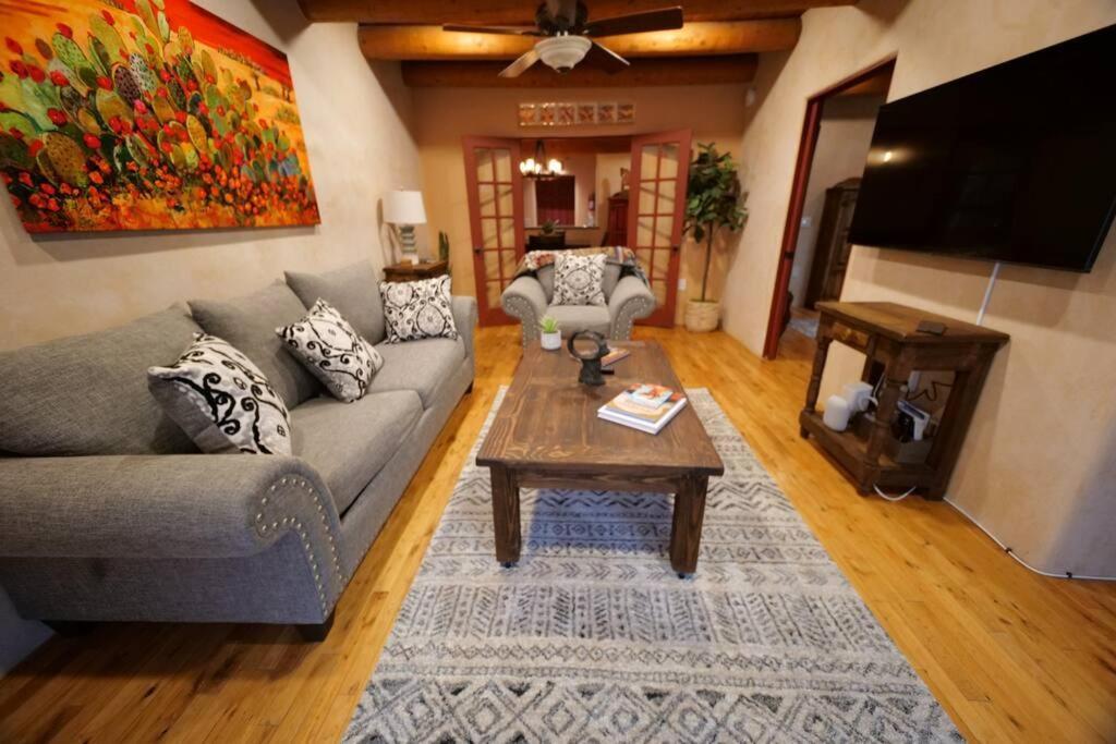 Santa Fe Oasis: Cozy Retreat with Hot Tub Near Town Square Exterior photo